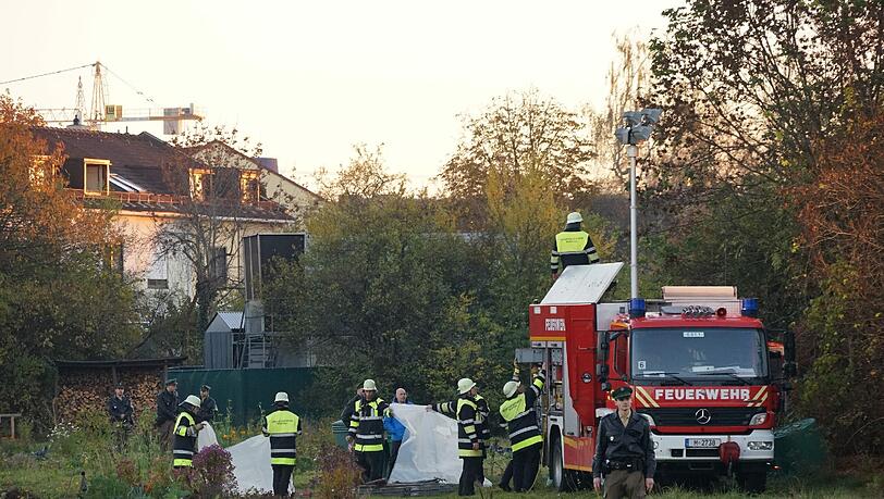 Die Polizei hat den Fundort mittlerweile großräumig abgesperrt. Mittels einer Leiter versuchen die Einsatzkräfte die Leiche zu bergen. Die Polizei hat den Fundort mittlerweile großräumig abgesperrt. Mittels einer Leiter versuchen die Einsatzkräfte die Leiche zu bergen.