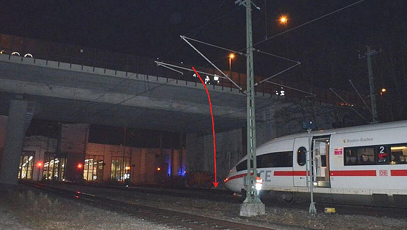 Der 23-Jährige fiel von der Westseite der Friedenheimer Brücke auf die Gleise. Der 23-Jährige fiel von der Westseite der Friedenheimer Brücke auf die Gleise.