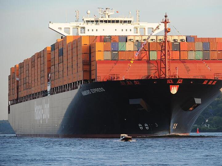 Das Schiff der Reederei Hapag-Lloyd der "Hamburg-Express-Klasse" fährt die Elbe hoch. Die deutsche Schifffahrt hat in den vergangenen zehn Jahren rund ein Drittel der Flotte eingebüßt.