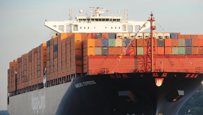 Das Schiff der Reederei Hapag-Lloyd der "Hamburg-Express-Klasse" fährt die Elbe hoch. Die deutsche Schifffahrt hat in den vergangenen zehn Jahren rund ein Drittel der Flotte eingebüßt. Das Schiff der Reederei Hapag-Lloyd der "Hamburg-Express-Klasse" fährt die Elbe hoch. Die deutsche Schifffahrt hat in den vergangenen zehn Jahren rund ein Drittel der Flotte eingebüßt.