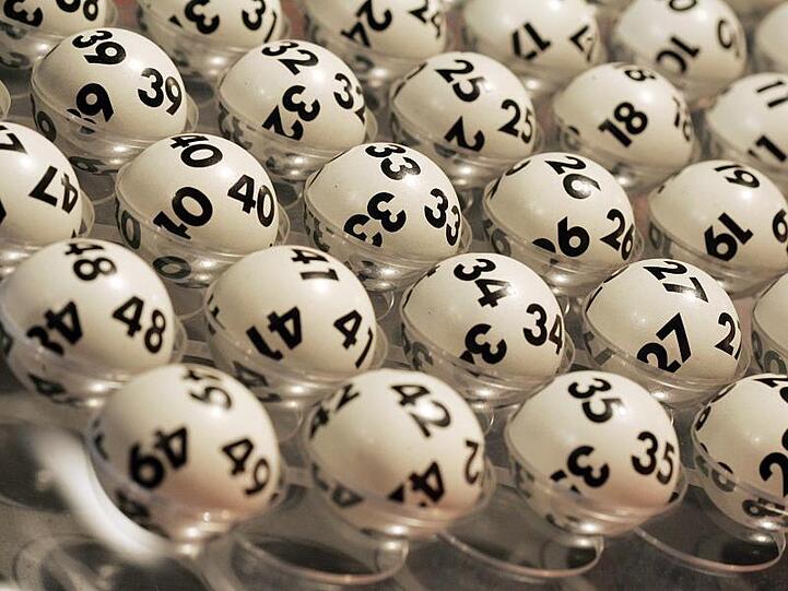 Die Kugeln für die Ziehung der Lottozahlen liegen bereit. Foto: Frank May/dpa/Symbolbild