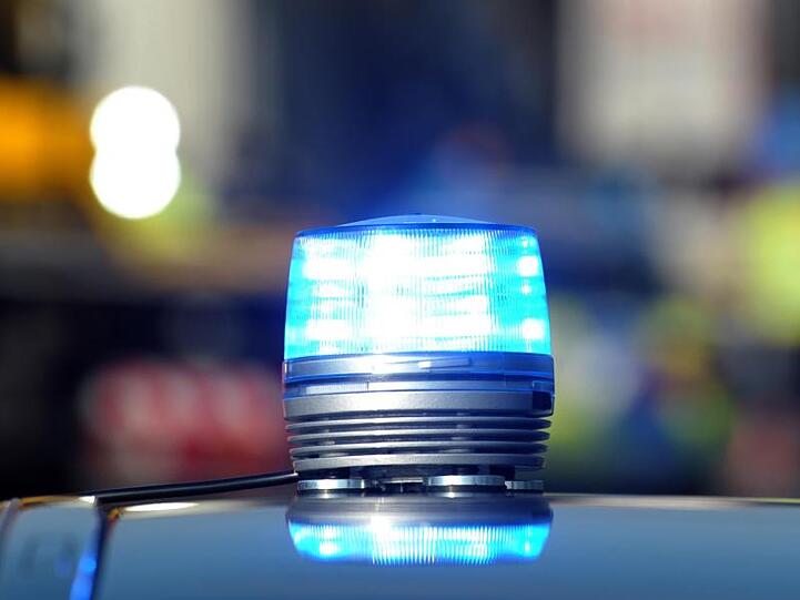 Das Blaulicht eines Streifenwagens der Polizei leuchtet. Foto: Stefan Puchner/dpa/Symbolbild