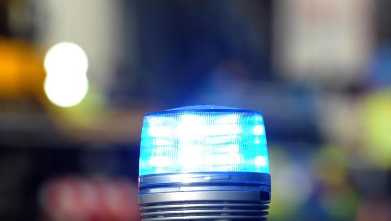 Das Blaulicht eines Streifenwagens der Polizei leuchtet. Foto: Stefan Puchner/dpa/Symbolbild Das Blaulicht eines Streifenwagens der Polizei leuchtet. Foto: Stefan Puchner/dpa/Symbolbild