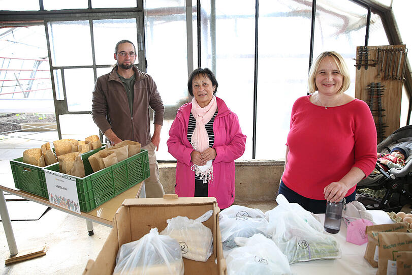 Sebastian Grünwald (v.l.), Susanne Geisenhofer und Maria Huber haben die Bestellungen in nummerierten Tüten abgepackt.
