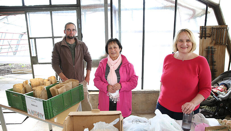Sebastian Grünwald (v.l.), Susanne Geisenhofer und Maria Huber haben die Bestellungen in nummerierten Tüten abgepackt. Sebastian Grünwald (v.l.), Susanne Geisenhofer und Maria Huber haben die Bestellungen in nummerierten Tüten abgepackt.