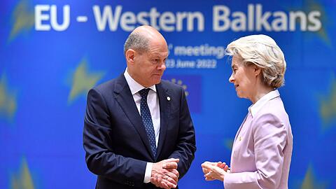 Bundeskanzler Olaf Scholz und EU-Kommmissionspräsidentin Ursula von der Leyen in Brüssel.