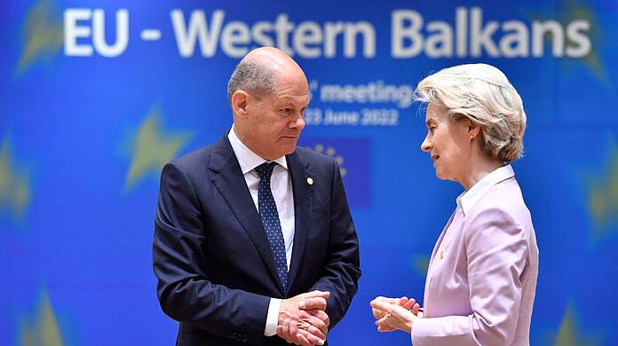 Bundeskanzler Olaf Scholz und EU-Kommmissionspr&auml;sidentin Ursula von der Leyen in Br&uuml;ssel.