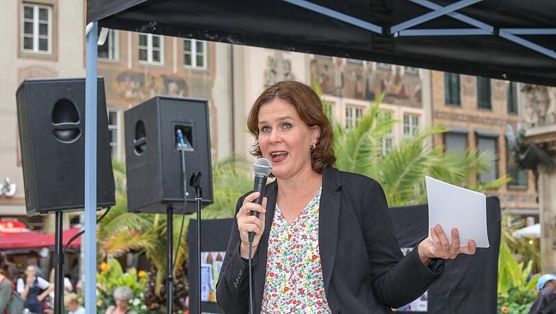 Verena Dietl am Mikrofon bei der Gedenkveranstaltung. Verena Dietl am Mikrofon bei der Gedenkveranstaltung.