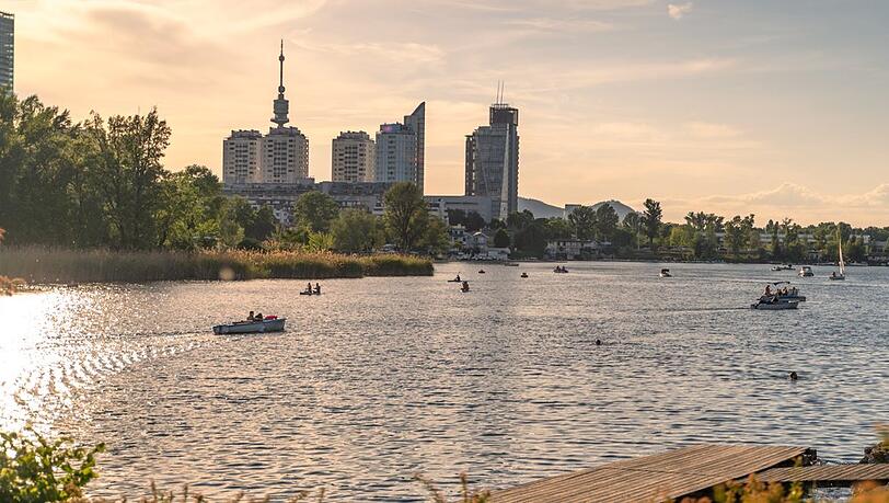 Wer in Wien nach Ruhe sucht, hat es selten weit zum Wasser.