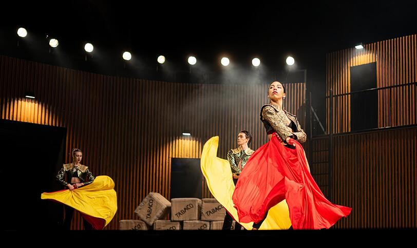 In der „Carmen“ der Limonada Dance Company geht es spanischer zu wie in den meisten Aufführungen der Oper. In der „Carmen“ der Limonada Dance Company geht es spanischer zu wie in den meisten Aufführungen der Oper.