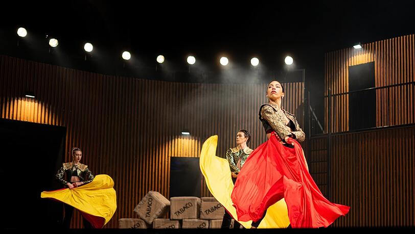 In der „Carmen“ der Limonada Dance Company geht es spanischer zu wie in den meisten Aufführungen der Oper. In der „Carmen“ der Limonada Dance Company geht es spanischer zu wie in den meisten Aufführungen der Oper.