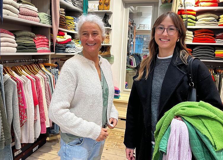 Britta (links) möchte noch viel mit ihren Lieben erleben, solange es geht. Mit ihrer Tochter Marisa etwa geht die 58-Jährige gerne shoppen. Britta (links) möchte noch viel mit ihren Lieben erleben, solange es geht. Mit ihrer Tochter Marisa etwa geht die 58-Jährige gerne shoppen.