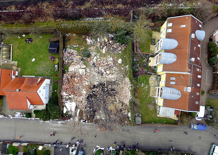"Da hat doch einer nachgeholfen!" - Blick auf das riesige Loch nach der Explosion in Germering