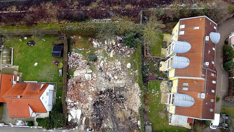 "Da hat doch einer nachgeholfen!" - Blick auf das riesige Loch nach der Explosion in Germering "Da hat doch einer nachgeholfen!" - Blick auf das riesige Loch nach der Explosion in Germering