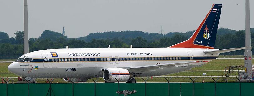 Im Juli 2011 ha ein deutscher Gerichtsvollzieher wegen ausstehender Schulden des thailändischen Staates Maha Vajiralongkorn die Privatmaschine des Prinzen gepfändet. Sie blieb am Münchner Flughafen stehen.