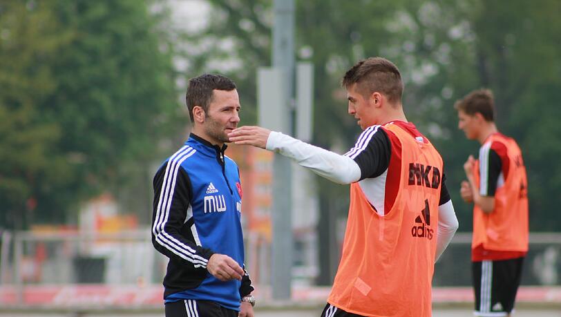 "Trainer, stell mich auf, dann mach ich ein Tor!" Hat Robert Mak schon während der Woche beim Training seinem Trainer erzählt, wie die Partie gegen Düsseldorf laufen wird? "Trainer, stell mich auf, dann mach ich ein Tor!" Hat Robert Mak schon während der Woche beim Training seinem Trainer erzählt, wie die Partie gegen Düsseldorf laufen wird?
