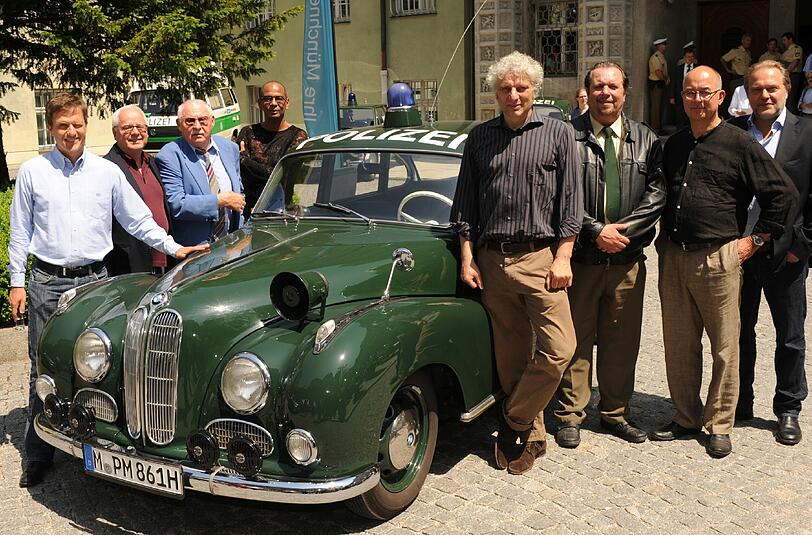 Die Fernsehkommissare &ndash; darunter &bdquo;der Alte&ldquo; Rolf Schimpf (88/ 3. v. l.) &ndash; mit einer historischen &bdquo;Isar 11&ldquo;.