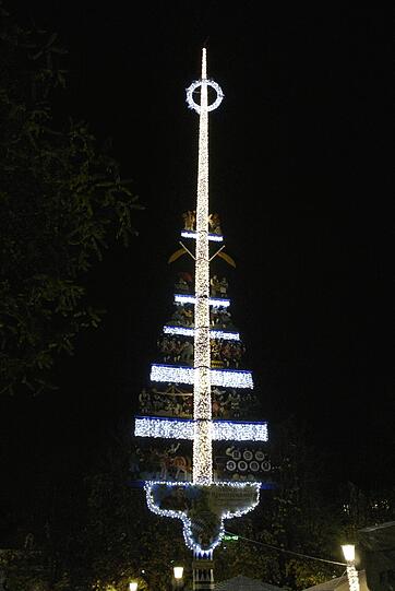 So sieht der Maibaum auf dem Viktualienmarkt im Dezember aus.