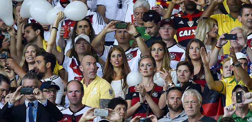 Lena Gercke, Sarah Brandner, Cathy Fischer. Sehen Sie hier, wie die besseren Hälften unserer DFB-Kicker das 7:1 gegen Brasilien miterlebt haben.