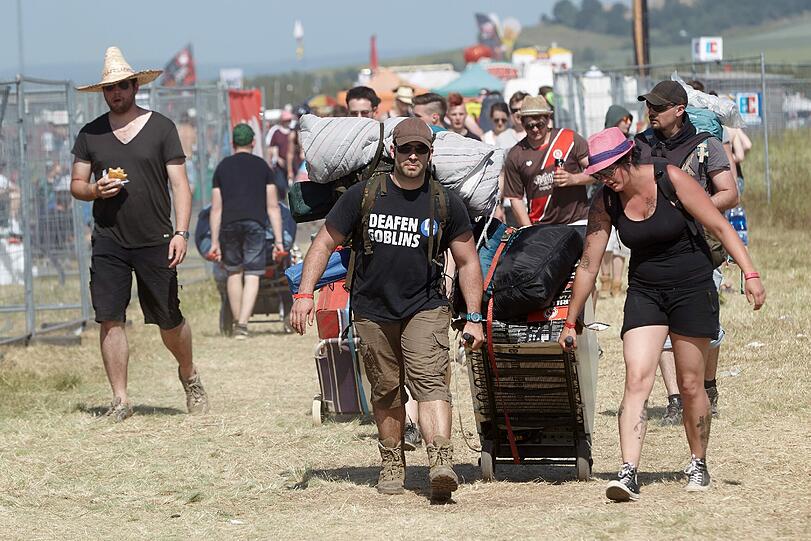 Rockfans aus Neustadt/Weinstrasse reisen beim Festival "Rock am Ring" in Mendig mit großem Gepäck an.