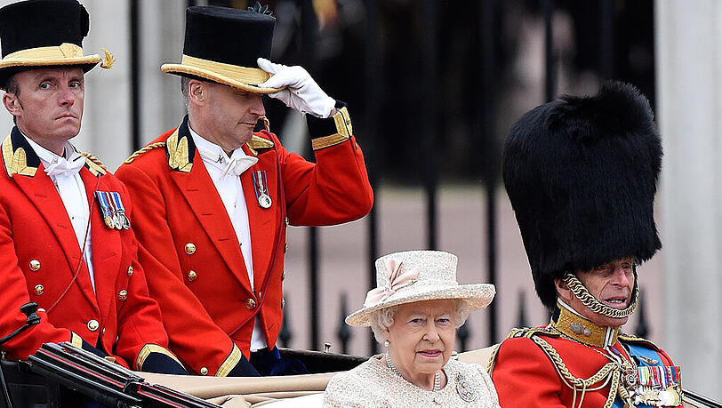 Angeblich wollen Islamisten am Wochenende einen Sprengstoff-Anschlag auf die Queen verüben. Angeblich wollen Islamisten am Wochenende einen Sprengstoff-Anschlag auf die Queen verüben.