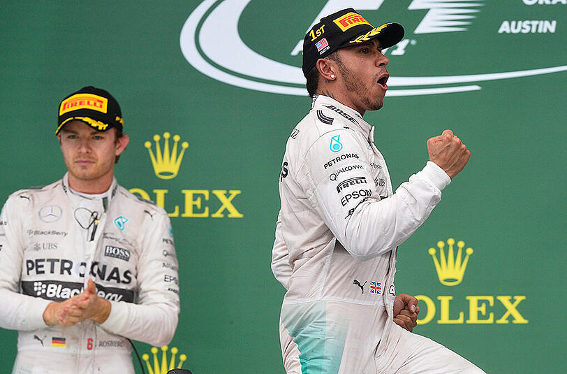 Jubel und Frust in einem Team: Der neue Formel-1-Weltmeister Lewis Hamilton (r.) mit seinem Teamkollegen Nico Rosberg.