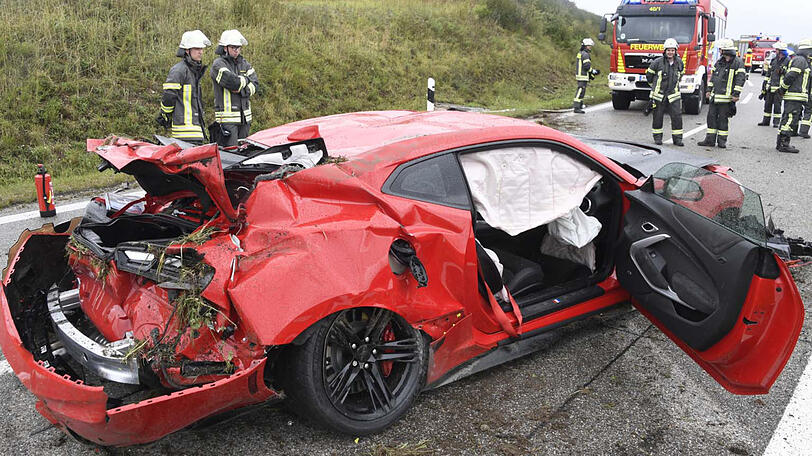 Bilder von der A94, auf der es am Sonntag zu einem Unfall mit einem 650-PS-Sportwagen gekommen ist. Die Bilder.