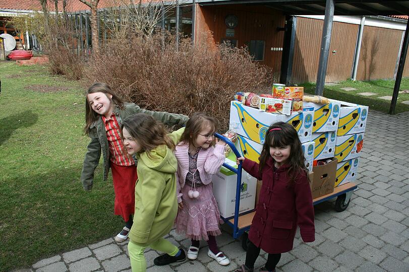 Ganz schön schwer: Die Kinder mit dem Lebensmitteln auf dem Weg zur Münchner Tafel.