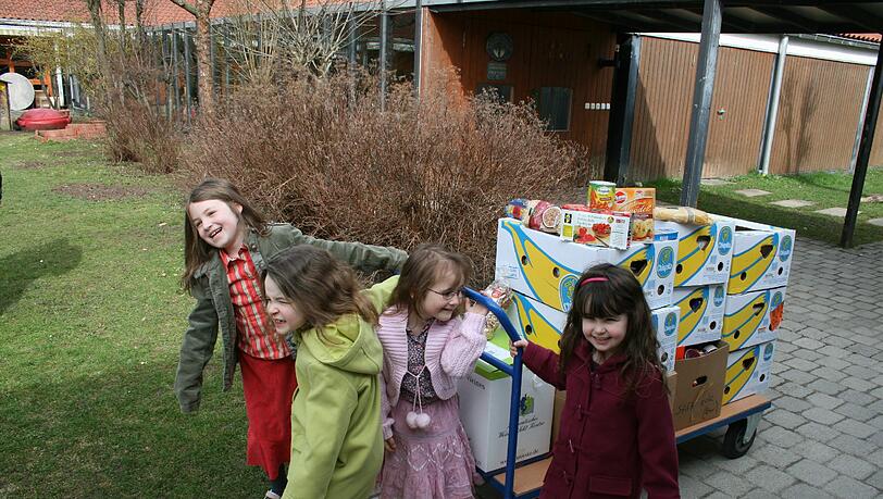 Ganz schön schwer: Die Kinder mit dem Lebensmitteln auf dem Weg zur Münchner Tafel. Ganz schön schwer: Die Kinder mit dem Lebensmitteln auf dem Weg zur Münchner Tafel.