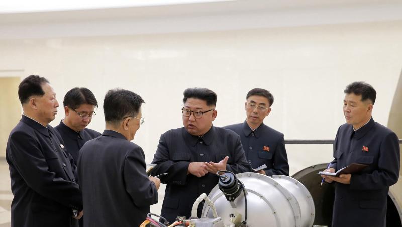 Nordkoreas Staatschef Kim Jong Un neben einem Sprengkopf. Nordkoreas Staatschef Kim Jong Un neben einem Sprengkopf.