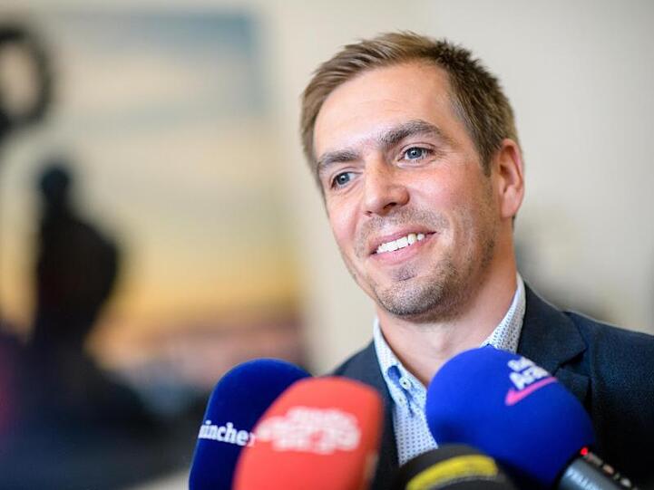 Philipp Lahm, ehemaliger Profi-Fußballspieler, wird von Journalisten interviewt. Foto: Matthias Balk/Archivbild