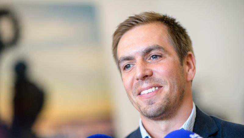 Philipp Lahm, ehemaliger Profi-Fußballspieler, wird von Journalisten interviewt. Foto: Matthias Balk/Archivbild Philipp Lahm, ehemaliger Profi-Fußballspieler, wird von Journalisten interviewt. Foto: Matthias Balk/Archivbild