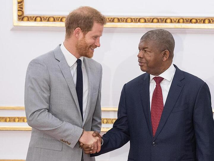 Der britische Prinz Harry (l), Herzog von Sussex, trifft sich mit Joao Lourenco, Präsident von Angola.