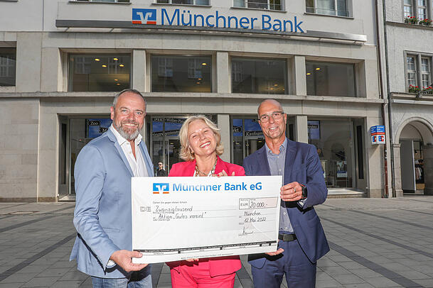 AZ-Chefredakteur Michael Schilling, die Vorstandsvorsitzende der Münchner Bank eG, Sandra Bindler, und AZ-Geschäftsführer Joachim Melzer präsentieren vor der Zentrale der Münchner Bank am Frauenplatz den Scheck mit der stolzen Gesamtsumme für die vier Vereine. AZ-Chefredakteur Michael Schilling, die Vorstandsvorsitzende der Münchner Bank eG, Sandra Bindler, und AZ-Geschäftsführer Joachim Melzer präsentieren vor der Zentrale der Münchner Bank am Frauenplatz den Scheck mit der stolzen Gesamtsumme für die vier Vereine.