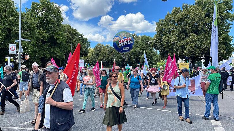 Der Demozug mit mehreren tausend Teilnehmern startet an der Theresienwiese.