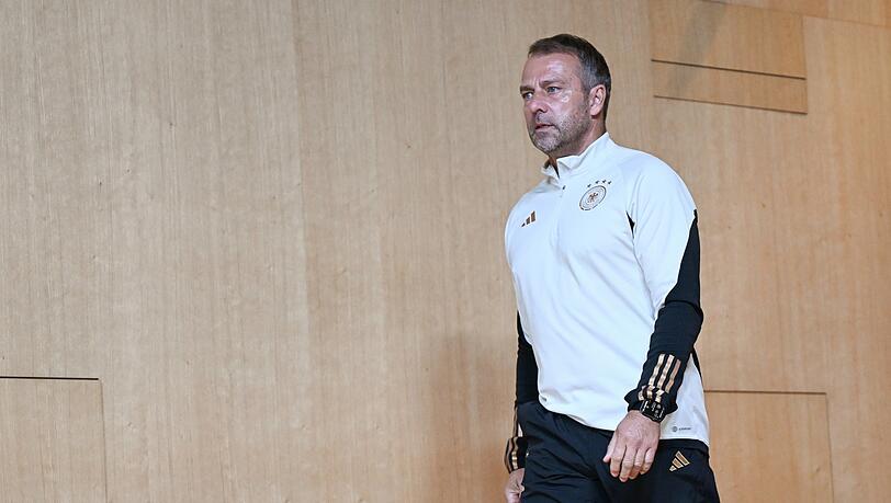 Alleiniger Auftritt: Entgegen der Regularien des Weltverbandes Fifa ist bei der Pressekonferenz vor der Spanien-Partie kein Nationalspieler, sondern nur Bundestrainer Hansi Flick anwesend.