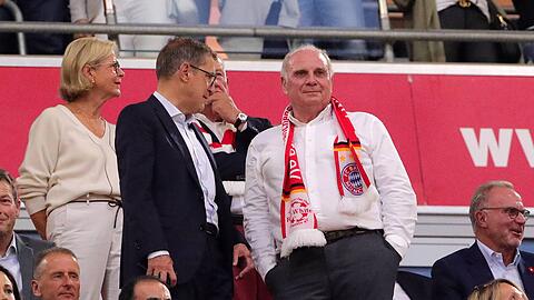 Schlägt Bayern-Boss Jan-Christian Dreesen (l.) im Sommer bei Florian Wirtz zu – und erfüllt damit gleichzeitig einen Wunsch von Bayern-Patron Uli Hoeneß?