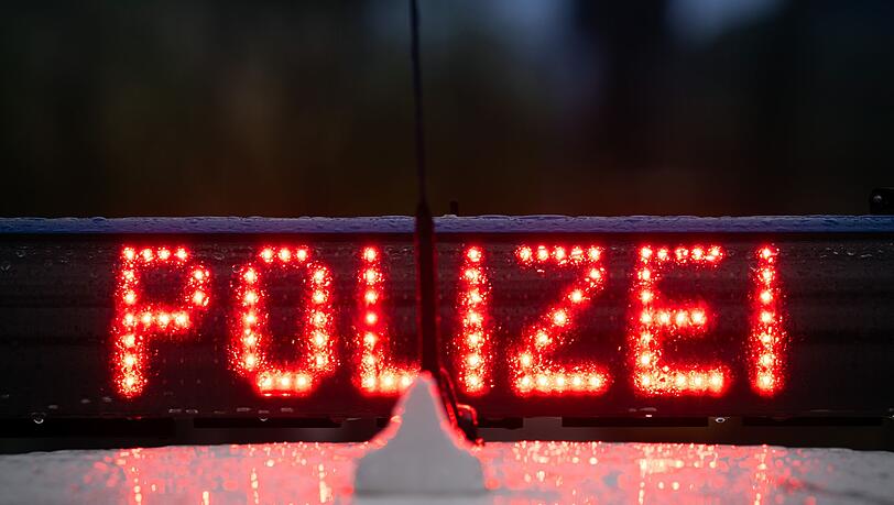 Der Schriftzug „Polizei“ auf einem Streifenwagen.