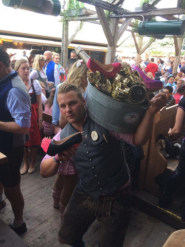 Wilde Zeiten auf der Wiesn: Schon 2015 und 2016 f&uuml;hrte Christoph von Preysing die "Mai Liabba Bar" im Au&szlig;enbereich des Weinzelts.