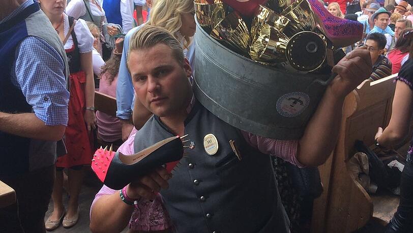 Wilde Zeiten auf der Wiesn: Schon 2015 und 2016 f&uuml;hrte Christoph von Preysing die "Mai Liabba Bar" im Au&szlig;enbereich des Weinzelts.