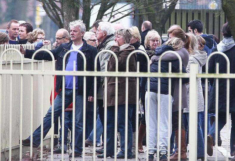 Diese Bilder gehen an die Substanz: Eltern trauern vor der Stekske Schule in Lommel (Belgien) um die Kinder, die bei dem Bus-Unglück in der Schweiz ums Leben gekommen sind.