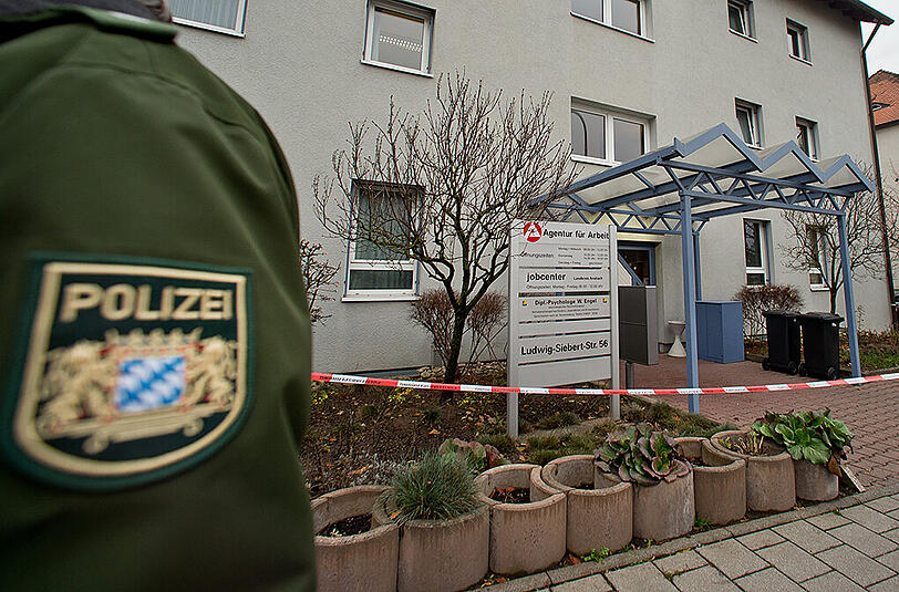 Die Polizei hat das Jobcenter in der Ludwig-Siebert-Straße abgeriegelt.