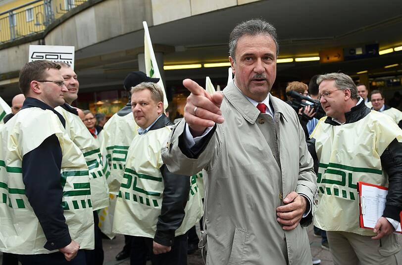 GDL-Chef Claus Weselsky lässt seine Lokführer eine ganze Woche lang den Bahnverkehr lahmlegen.