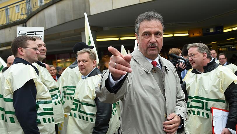 GDL-Chef Claus Weselsky lässt seine Lokführer eine ganze Woche lang den Bahnverkehr lahmlegen. GDL-Chef Claus Weselsky lässt seine Lokführer eine ganze Woche lang den Bahnverkehr lahmlegen.