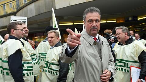 GDL-Chef Claus Weselsky lässt seine Lokführer eine ganze Woche lang den Bahnverkehr lahmlegen.