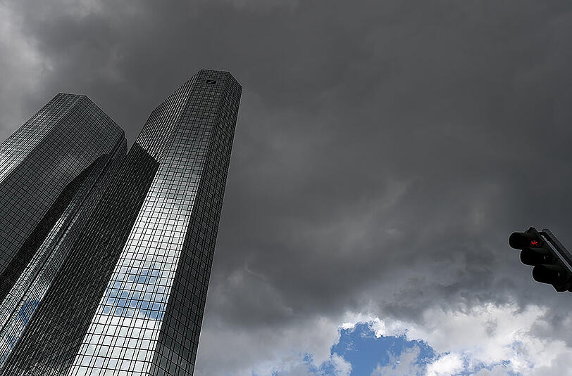 Dunkle Wolken hängen über dem Hauptsitz der Deutschen Bank in Frankfurt. Am Dienstag hat es erneut Durchsuchungen gegeben.