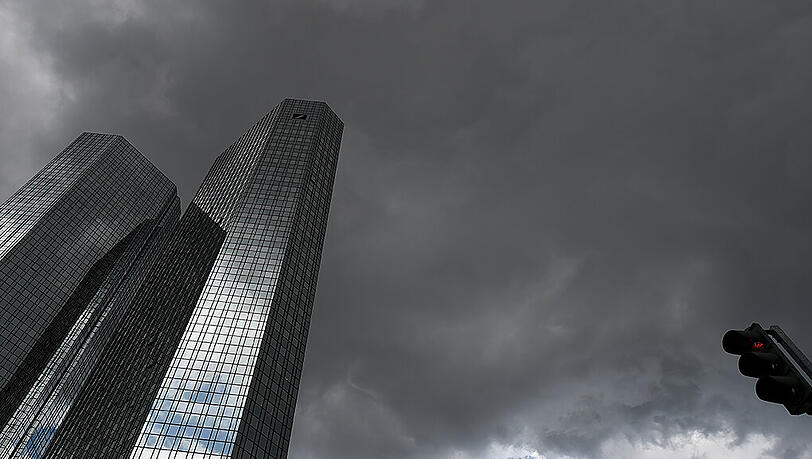 Dunkle Wolken hängen über dem Hauptsitz der Deutschen Bank in Frankfurt. Am Dienstag hat es erneut Durchsuchungen gegeben. Dunkle Wolken hängen über dem Hauptsitz der Deutschen Bank in Frankfurt. Am Dienstag hat es erneut Durchsuchungen gegeben.