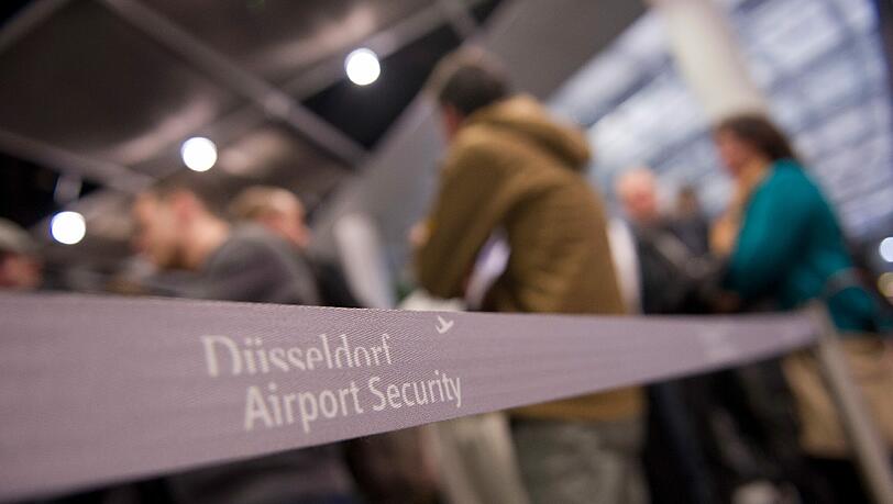 Die Bombe am Flughafen Düsseldorf verfügt über einen Säurezünder. Diese sind gefährlich und unberechenbar, daher wird der Blindgänger nicht entschärft, sondern so schnell wie möglich am Fundort gesprengt. Die Bombe am Flughafen Düsseldorf verfügt über einen Säurezünder. Diese sind gefährlich und unberechenbar, daher wird der Blindgänger nicht entschärft, sondern so schnell wie möglich am Fundort gesprengt.