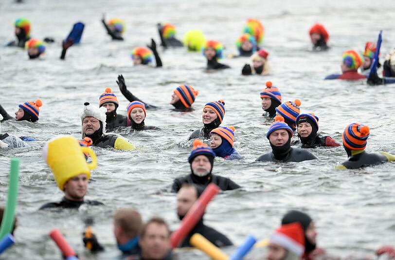 47. Donauschwimmen in Neuburg an der Donau: 2241 wagemutige Teilnehmer haben sich beim größten Winterschwimmen Europas in die eiskalten Fluten gestürzt. Die Bilder.