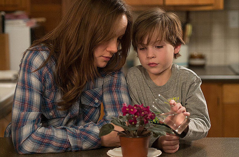 Mutter und Sohn in liebender Innigkeit: Brie Larson bekam für ihre Rolle in &bdquo;Raum&ldquo; den Oscar. Kinderstar Jacob Tremblay ist genauso großartig.